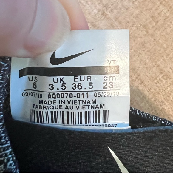 Nike Epic React Flyknit Oreo - Picture 4 of 7